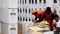 Petugas PPSU membantu mencari dan mengumpulkan kotak suara untuk proses rekapitulasi suara Pemilu 2019.