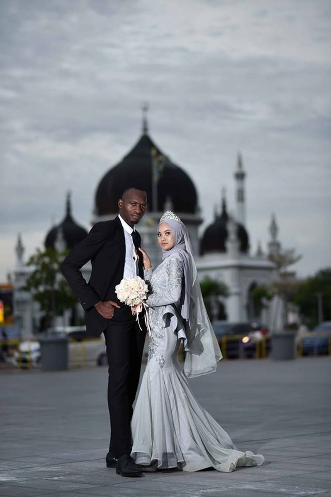 Adama adalah seorang pria yang berasal dari Guinea, Afrika Barat yang sedang meraih gelar masternya di Universitas Sultan Zainal Abidin di Terengganu, Malaysia. Pria berusia 26 tahun ini pun mengungkapkan bahwa dirinya tertarik dengan kecantikan dan kepribadian Fila. Foto: Facebook