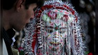 Namanya juga riasan pernikahan, maka tak hanya cat putih yang dilumuri. Taburan manik-manik sampai bunga kertas ditempelkan di wajah mempelai wanita. (REUTERS/Stoyan Nenov)