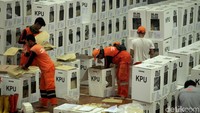 Sejumlah petugas PPSU membantu mengumpulkan dan mencari kotak suara dalam proses rekapitulasi suara Pemilu 2019 di GOR Pasar Minggu, Jakarta, Senin (29/4/2019).