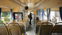 Penampakan bagian dalam bus listrik Transjakarta dengan konfigurasi 2-2.