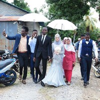 Saya menangis dan sendirian ketika tiba-tiba pria ini mendekati saya. Dia mulai menghiburku. Awalnya saya waspada karena saya sendirian dan saya takut dia akan mengambil keuntungan dari saya. Tetapi saya melihat bahwa dia tulus dan saya tersentuh oleh ketulusannya. Saya percaya ini adalah takdir, dan Allah telah membawanya kepada saya, kata Fila. Foto: Facebook