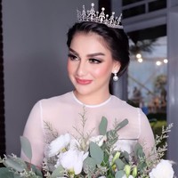 Karena ibel tuh diresepsi makeupnya ga mau flawless tp ga mauu BOLD Bgt juga tapi mau look nya cetar jadi kudu emosi di tahan untuk mengeluarkan jurus2 BOLD ala BENNU SORUMBATruss ibel juga tidak sukaaa pake shimer ( sperti kebayakan client kalo makeup selalu glowing) , Bibirnya yg tipis aku bikin overlips dan yg paling keren karna ibel mau pakai soflens untuk pertama kali nyaa dan perjuangann bgt soflens bisa nempel di matanya, tulis Bennu menerangkan makeup Ibel pada resepsi pernikahan.  Foto: Instagram @bennusorumba