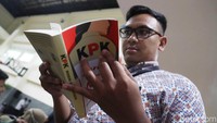 Buku ini ditulis oleh Arin Swandari, Cisya Satwika dan Lilyani Harsulistyati.