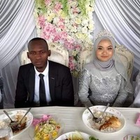 Adama meminta izin ayah saya untuk menikah dan dia mengatakan kepadanya bahwa selama dokumennya siap, dia setuju. Karena ayah saya sangat galak dan pilih-pilih, selama ayah setuju, saya percaya pada keputusannya, ujar Fila. Foto: Facebook