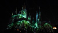 Ada juga saat penguasa kegelapan, Lord Voldemort mempertontonkan kemampuannya dalam dunia sihir hitam. Suasananya makin mencekam (Amanda Edwards/Getty Images)  