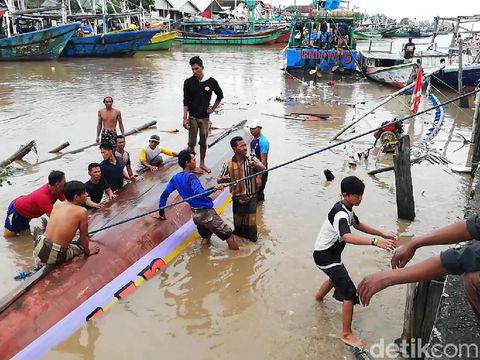 Perahu nelayan yang terbalik/