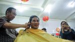 Sandiaga Cukur Rambut, Kumis dan Jenggot di Glodok