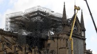 Meskipun atap dan puncak gedung yang berusia 850 tahun itu rumtuh, struktur utama termasuk dua menara berhasil diselamatkan. REUTERS/Gonzalo Fuentes.
