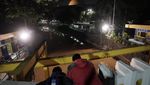 Potret Anies Baswedan Hingga Malam Blusukan ke Pintu Air di Jakarta