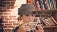 Wanita yang bisa menulis lagu ini sedang menikmati tea time. Saat tampil tanpa riasan, wajah Yeri terlihat tetap manis. Foto: Instagram redvelvet_yeri