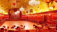 Pertama, ada Rivoli Ballroom. Tempat ini ada di dalam scene Avengers: Age of Ultron saat Captain America di ruangan yang sedang berpesta. Sesuai dalam film, ballroom ini dulunya adalah bioskop, kemudian difungsikan sebagai ruang serbaguna (Rivoli Ballroom/Facebook)