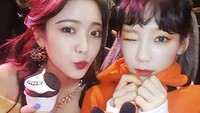 Rayakan ulang tahun Taeyon, Yeri pamer pose manis sambil memegang red velvet cupcake. Foto: Instagram redvelvet_yeri