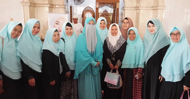 Rupanya, cadar tersebut ia jual di bawah Khadeeja Charity Store, sebuah online shop di mana keuntungannya diberikan untuk bersedekah. Harga setiap helai cadar dijual Rp 150.000. Foto: Instagram/PeggyMelatiSukmaKhadija