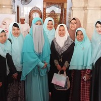 Rupanya, cadar tersebut ia jual di bawah Khadeeja Charity Store, sebuah online shop di mana keuntungannya diberikan untuk bersedekah. Harga setiap helai cadar dijual Rp 150.000. Foto: Instagram/PeggyMelatiSukmaKhadija