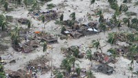 Institut Nasional Manajemen Bencana Mozambik melaporkan ada 3.384 unit rumah yang hancur akibat topan Kenneth. Kerusakan paling banyak terjadi di Quissanga, Macomia, dan Ibo. Angin dari badai tersebut dilaporkan terus menurun, tetapi topan Kenneth diperkirakan akan meningkatkan curah hujan deras dan banjir signifikan dalam beberapa hari mendatang. Diperkirakan curah hujan meningkat empat kali lipat. OCHA/Saviano Abreu/via REUTERS.