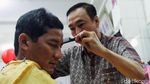 Sandiaga Cukur Rambut, Kumis dan Jenggot di Glodok