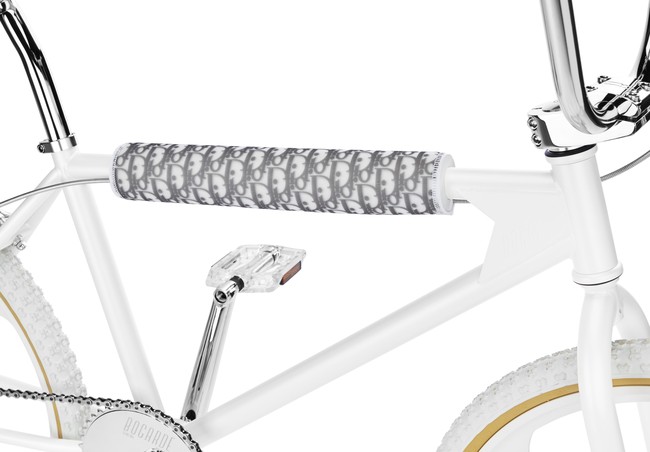 Bila koleksi sebelumnya didominasi warna emas dan abu-abu, sepeda BMX Dior x Bogarde versi terbaru ini tampil dalam balutan warna putih yang meninggalkan kesan futuristik. (Foto: Dok. Dior)