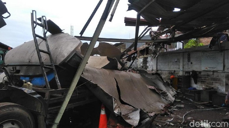 Korban Ledakan Tangki Terlempar 15 Meter Hingga Masuk Rumah Warga Korban Ledakan Tangki Terlempar 15 Meter Hingga Masuk Rumah Warga