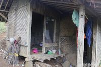 Mak Irah dan Cucunya yang Disabilitas Huni Rumah Dinding Koran
