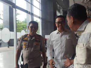 Siap Bersaksi di Sidang Kasus Suap KONI, Menpora Tebar Senyum