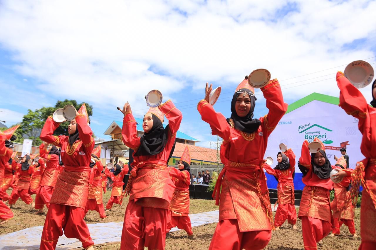 Ratusan anak-anak di Kampung Berseri Astra Jorong Tabek menampilkan kesenian tari piring dan silat dalam acara Festival Kampung Berseri Astra bertema Pendidikan Kecakapan Hidup Melalui Kearifan Lokal di Kabupaten Solok, Sumatra Barat (28/4).