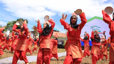 Foto: Pesona Tari Piring yang Menarik Perhatian