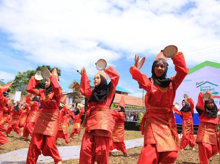 Foto: Pesona Tari Piring yang Menarik Perhatian