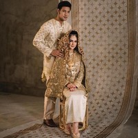 Irish Bella dan Ammar Zoni merupakan pasangan cinlok (cinta lokasi). Keduanya jatuh cinta setelah sama-sama melakoni sinetron  Cinta Suci. Diketahui, Ammar Zoni melamar Irish Bella pada Januari tanpa proses pacaran sebelumnya. Hanya butuh tiga bulan, keduanya pun langsung menggelar pernikahan. Sebelumnya, Ibel sempat berpacaran dengan pesinetron Giorgino Abraham. Sementara mantan Ammar Zoni adalah Ranty Maria.  Foto: Instagram @dierabachir
