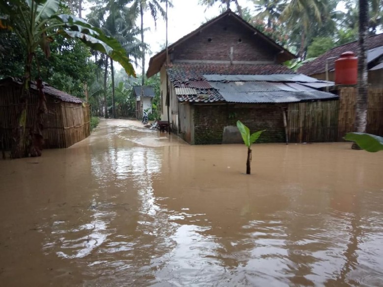 Tanggul Sungai Jebol, 30 Rumah di Pamarican Ciamis Terendam Tanggul Sungai Jebol, 30 Rumah di Pamarican Ciamis Terendam