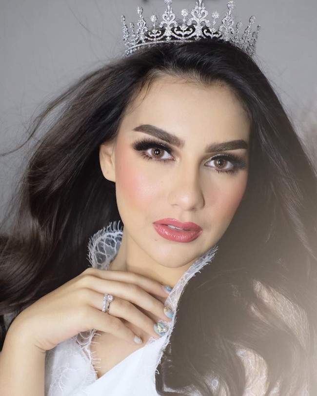 Dalam penampilannya kali ini, Irish Bella dipuja-puji oleh netizen karena kecantikannya. Banyak yang menyebutnya bak ratu telenovela Thalia. Rosalinda...bnr mirip bngt ma Thalia...telenovella, tulis salah satu netizen. duuuh ada kata diatas cantik gak sih..... Rosalinda bgt ini sih kebangetan cantiknya, tambah netizen lainnya.  Foto: Instagram @bennusorumba