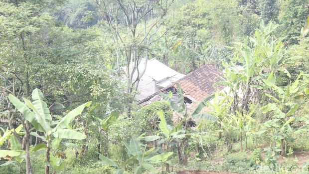 Mak Irah dan Cucunya yang Disabilitas Huni Rumah Dinding Koran