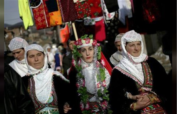 Gelena merupakan tradisi mengecat wajah mempelai wanita yang hendak menikah. Mengecat wajah ini sama seperti riasan wajib saat menikah. (REUTERS/Stoyan Nenov) Gelena merupakan tradisi mengecat wajah mempelai wanita yang hendak menikah. Mengecat wajah ini sama seperti riasan wajib saat menikah. (REUTERS/Stoyan Nenov)