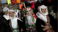Gelena merupakan tradisi mengecat wajah mempelai wanita yang hendak menikah. Mengecat wajah ini sama seperti riasan wajib saat menikah. (REUTERS/Stoyan Nenov)