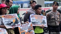 Sejumlah polisi bersiaga di sekitar gedung Kedubes Malaysia untuk menjaga aksi tersebut berjalan dengan lancar.