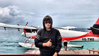 Peepy juga pernah liburan ke Maldives. Tak ketinggalan pose dengan tas mewahnya (peepy_and_mother_lee/Instagram)