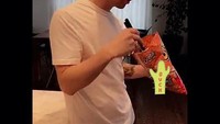 Ngemil Cheetos, Brendon justru pilih memakannya dengan sumpit. Foto: Istimewa