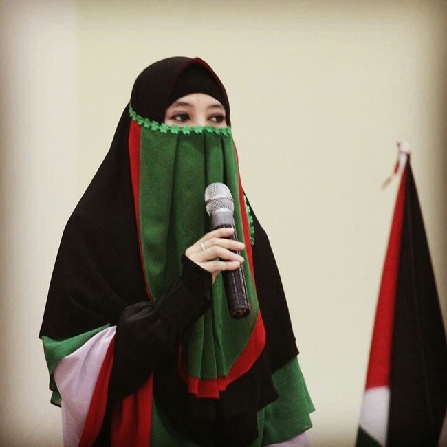 Peggy Melati Sukma mantap berhijrah dan mengenakan cadar. Ia telah sepenuhnya meninggalkan dunia hiburan dan aktif menjadi pembicara pada kajian dan ragam acara Islami lainnya. Saat menjadi pembicara, gaya cadarnya kerap mencuri perhatian. Foto: Instagram/PeggyMelatiSukmaKhadija