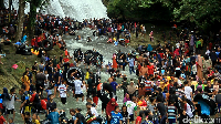 Bagi sebagian warga Sulawesi Selatan, berkunjung ke Bantimurung sudah menjadi tradisi sebelum masuk bulan puasa. Mereka membersihkan diri di bawah aliran air terjun yang segar. (Bakrie/detikcom)