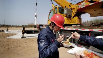 Istirahat sambil makan di sela-sela mendirikan satelit. China punya visi memiliki konstelasi satelit komersial dengan bergaam kegunaan, dari menyediakan internet kecepatan tinggi sampai untuk mengawasi pengapalan sumber daya alam. Foto: Reuters