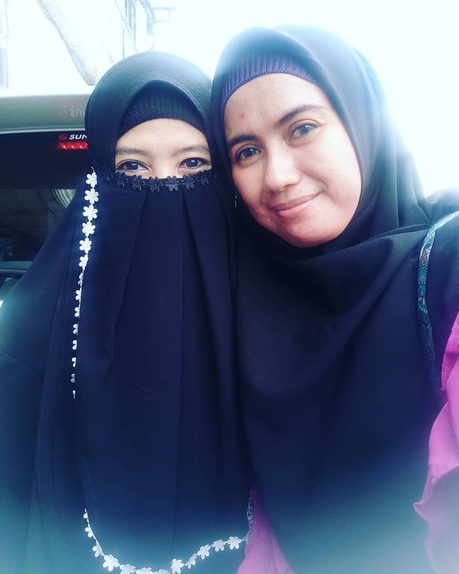 Ada beberapa nuansa warna yang ditawarkan, yaitu hitam, mustard, ungu, pink, dan cokelat. Cadar tersebut terbuat dari bahan sifon yang ringan. Foto: Instagram/PeggyMelatiSukmaKhadija