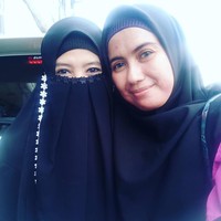 Ada beberapa nuansa warna yang ditawarkan, yaitu hitam, mustard, ungu, pink, dan cokelat. Cadar tersebut terbuat dari bahan sifon yang ringan. Foto: Instagram/PeggyMelatiSukmaKhadija