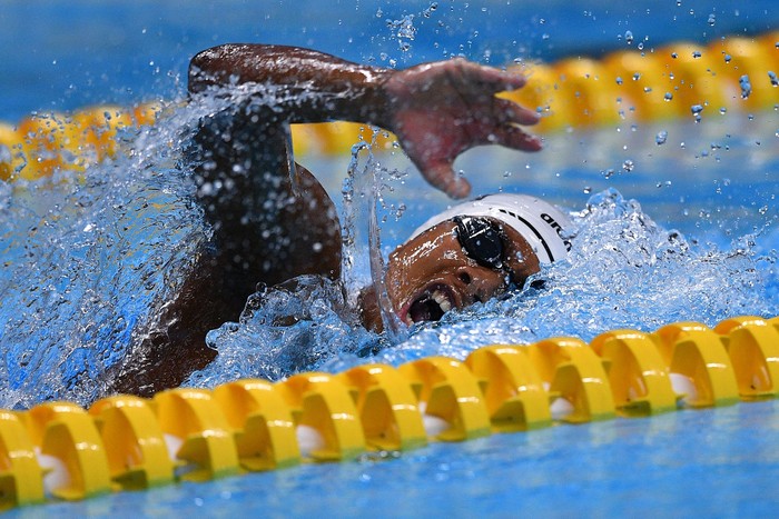 Perenang Jawa Barat A Fadlan Prawira memacu kecepatannya dalam final 200 meter gaya bebas grup 1/ senior putra Kejuaraan Renang Nasional Festival Akuatik Indonesia 2019 di Aquatic Stadium, kompleks GBK, Jakarta, Sabtu (27/4/2019). Fadlan menjadi yang tercepat dengan catatan waktu satu menit 51,09 detik. ANTARA FOTO/Sigid Kurniawan/pd.