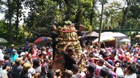 Berebut gugunungan ini merupakan agenda yang paling ditunggu-tunggu masyarakat. Ketika panitia memberi aba-aba, warga langsung menyerobot dan mengambil buah-buahan di gugunungan yang tingginya sekitar 3 meter itu. (Dadang Hermansyah/detikcom)