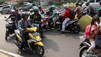 Rombongan pemotor secara bersama-sama memutar arah dan melawan arus.