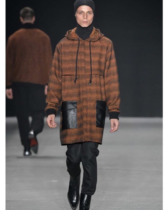 Dia tidak menggunakan obat-obatan terlarang dan sedang dalam kondisi terbaiknya untuk mengikuti parade (fashion show). Kami meminta semuanya menghargai momen yang sangat menyedihkan ini, demikian pernyataan BSE Management. Foto: Instagram/@tales.cotta