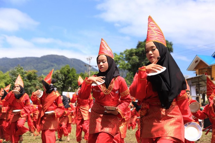 Ratusan anak-anak di Kampung Berseri Astra Jorong Tabek menampilkan kesenian tari piring dan silat dalam acara Festival Kampung Berseri Astra bertema Pendidikan Kecakapan Hidup Melalui Kearifan Lokal di Kabupaten Solok, Sumatra Barat (28/4).