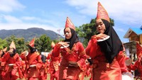 Tari piring dari Sumatera barat salah satunya, para penari mengayunkan piring di tangan dengan gerakan cepat dan teratur. Uniknya piring tetap berada di genggaman dan tak terjatuh. (Istimewa)