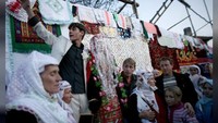 Nah ini yang bikin unik, traveler. Sang mempelai wanita harus menutup mata sepanjang upacara pernikahan. Sang wanita hanya boleh membuka mata ketika seorang imam sudah memberkati pernikahan mereka. (REUTERS/Stoyan Nenov)