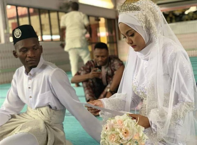 Apa yang paling saya sukai dari Fila adalah dia cerdas, baik, dan bijaksana. Saya telah melakukan perjalanan ke banyak tempat tetapi saya belum pernah melihat wanita lain secantik dia. Saya suka segalanya tentang dia, terang Adama. Foto: Facebook